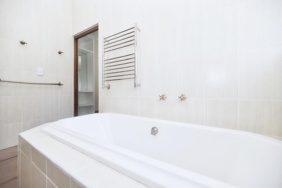 5 Bedroom Property for Sale in Fernkloof Estate Western Cape